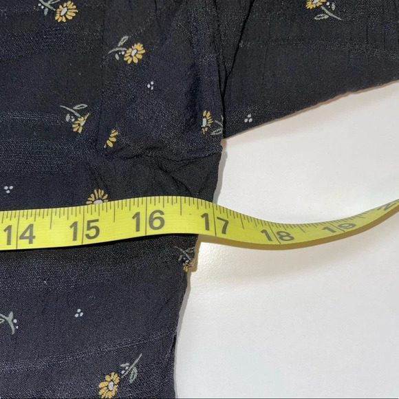 Maurices Black & Yellow Ditsy Floral Print Lace Popover Blouse Medium Women’s - Picture 8 of 12